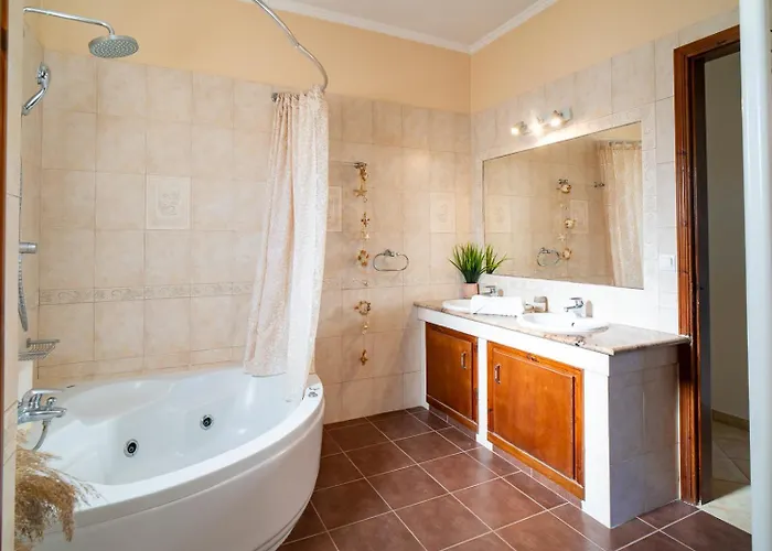 Villa Kondarini Sea View Villa, Just 290m From The Beach, By Zantewize *