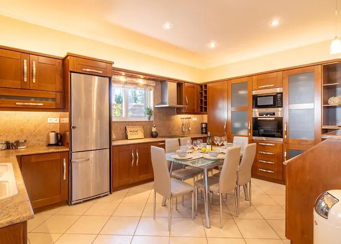 Willa Kondarini Sea View Villa, Just 290m From The Beach, By Zantewize *